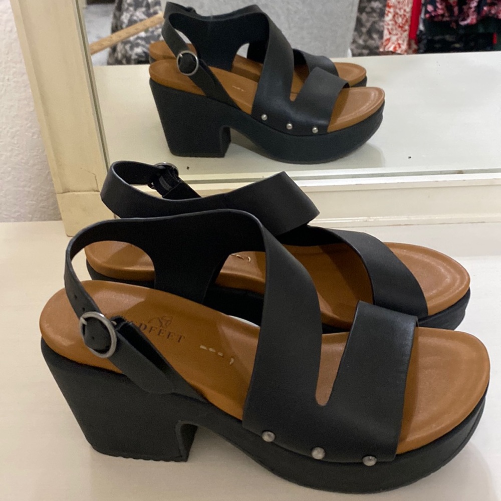 Black leather platform sandals NAKEDFEET, sz 7.5, NWT, 3.5” heel, 1.75” platform